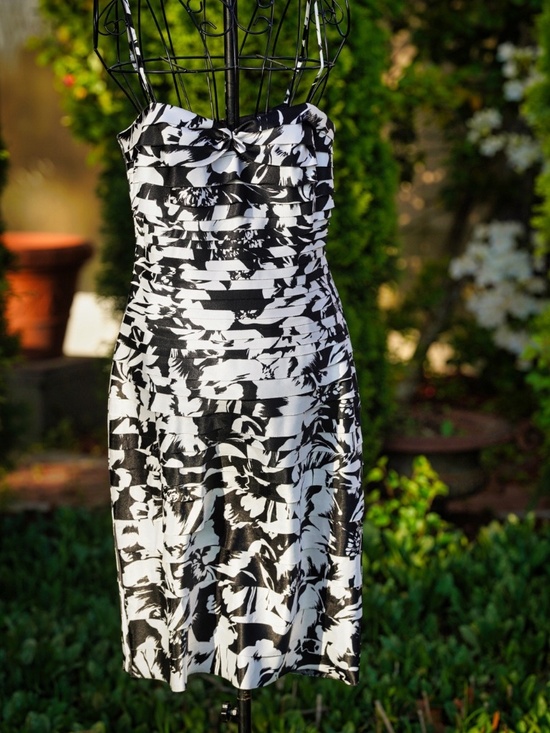 White House Black Market Dresses & Skirts - White House Black Market Floral Tiered Dress